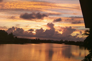 Sunset in Yap (16070 bytes)